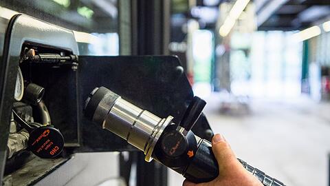 In Augsburg haben die Stadtwerke bislang auf Biogas gesetzt, jetzt wird auf E-Busse umger&uuml;stet. (Archivbild)