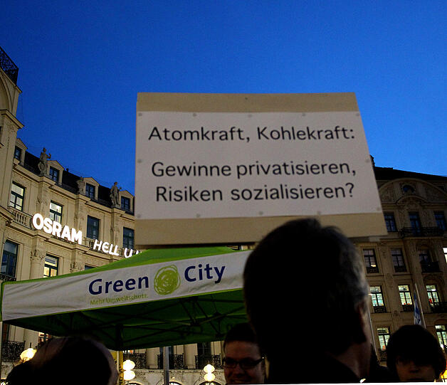 Schaltet die Atommeiler ab: 3000 Münchner versammelten sich am Stachus zur "Mahnwache Energiewende".