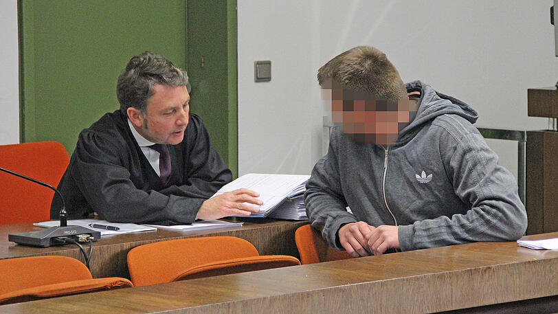Der Angeklagte mit seinem Anwalt im Gerichtssaal.