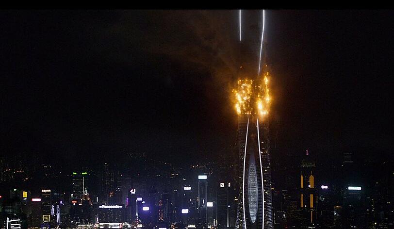 Als ein Hochhaus in Brand gerät, muss er seine Familie retten.