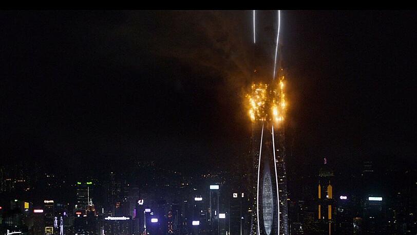 Als ein Hochhaus in Brand gerät, muss er seine Familie retten.
