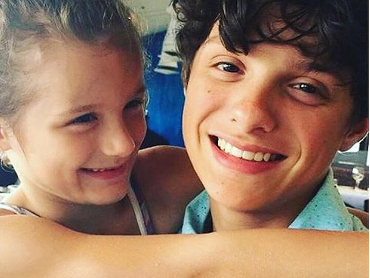 Caleb mit einer seiner beiden Schwestern