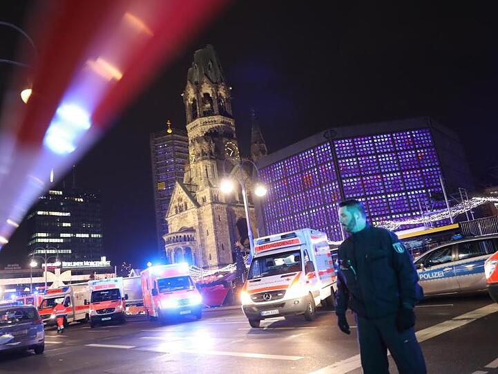 Polizisten und Rettungskräfte vor der Gedächtniskirche in Berlin. Im Dezember 2016 richtete Anis Amri auf dem Weihnachtsmarkt am Berliner Breitscheidplatz ein Blutbad an.