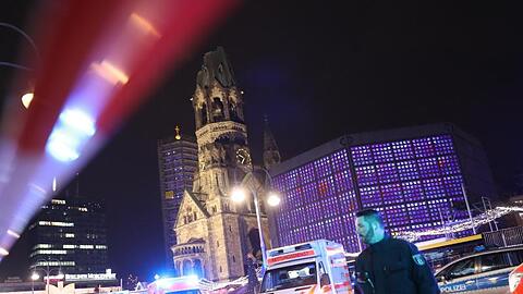 Polizisten und Rettungskräfte vor der Gedächtniskirche in Berlin. Im Dezember 2016 richtete Anis Amri auf dem Weihnachtsmarkt am Berliner Breitscheidplatz ein Blutbad an.