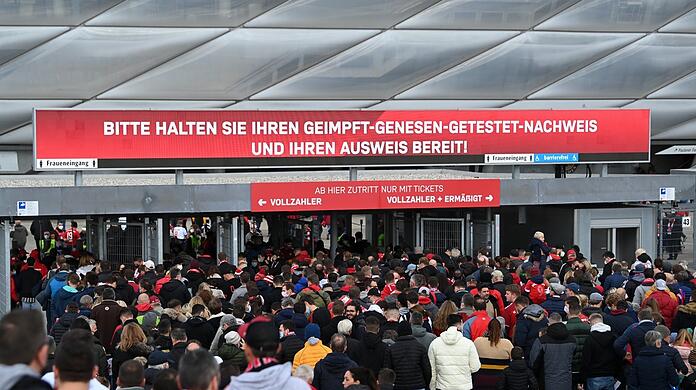 Dichtes Gedränge am Samstagnachmittag vor der Allianz Arena: Neben dem Ticket wird auch der 3G-Nachweis geprüft.