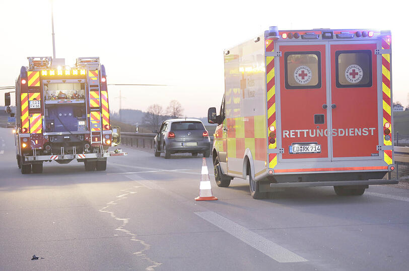 Die Feuerwehr Dorfen und die Autobahnmeisterei Ampfing mussten die  Fahrbahn in Richtung München für etwa zwei  Stunden komplett sperren.