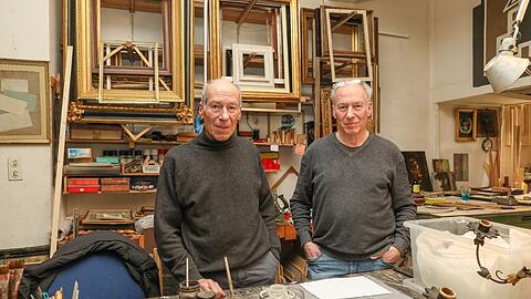 Die Zwillingsbrüder Walter (l.) und Herbert Neher führen ihre Restaurierungswerkstatt in der Amalienstraße 24 seit über 40 Jahren.