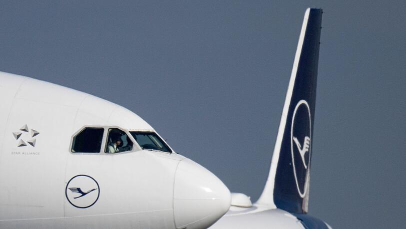 Eine Passagiermaschine der Lufthansa rollt auf dem Flughafen Frankfurt zu ihrer Startposition.