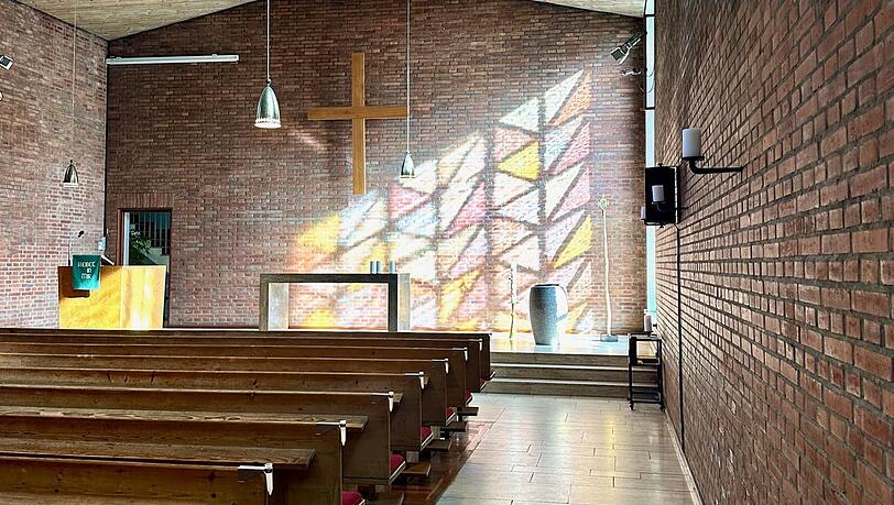 Die Kirchenbänke einmal weggedacht: Der lange, helle und beheizbare Raum könnte z.B. für Gymnastikkurse genutzt werden.