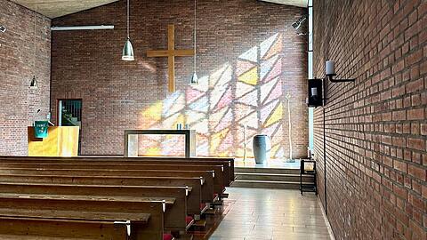 Die Kirchenbänke einmal weggedacht: Der lange, helle und beheizbare Raum könnte z.B. für Gymnastikkurse genutzt werden.