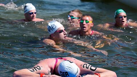 Florian Wellbrock ist direkt nach seinem Rennen v&ouml;llig ersch&ouml;pft.