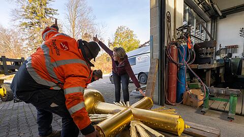 Im Tal wurde das Kreuz zu einer Spezialistin gefahren.
