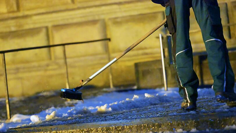 Ein Mann räumt Schnee vor der Alten Pinakothek in München. In der Nacht soll es wieder kälter werden, mit Schneefall bis in die Niederungen. Ein Mann räumt Schnee vor der Alten Pinakothek in München. In der Nacht soll es wieder kälter werden, mit Schneefall bis in die Niederungen.