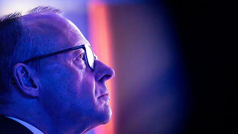 Bundeskanzler Friedrich Merz (CDU) hatte bei einem Besuch in Brandenburg gesagt, die Zahl der Asylerstantr&auml;ge sei r&uuml;ckl&auml;ufig, "aber wir sehen das Problem nat&uuml;rlich weiterhin im Stadtbild". Sp&auml;ter hatte er seine Aussage pr&auml;zisiert. (Archivbild