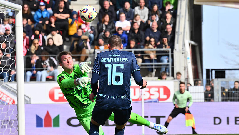 Hatte in Regensburg alle H&auml;nde voll zu tun: 1860-Torh&uuml;ter D&auml;hne (l.), hier mit Abwehrchef Reinthaler.