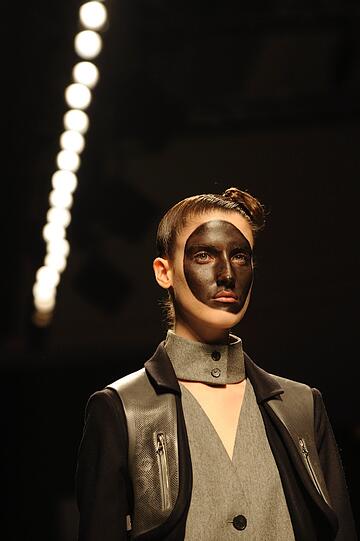 Bei der Fashion Week in Paris geht der Trend vieler Designer immer mehr zu wenig Stoff und viel Haut. Beispiele gefällig? Die Bilder vom Laufsteg.