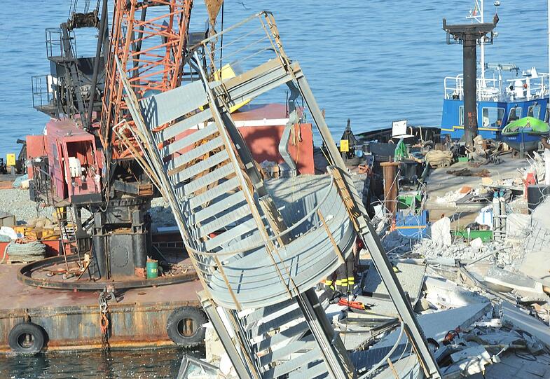 Der zusammenprall der "Jolly Nero" mit dem 54 Meter hohen Kontrollturm riss mindestens sieben Menschen in den Tod. Drei Hafenmitarbeiter werden noch vermisst.