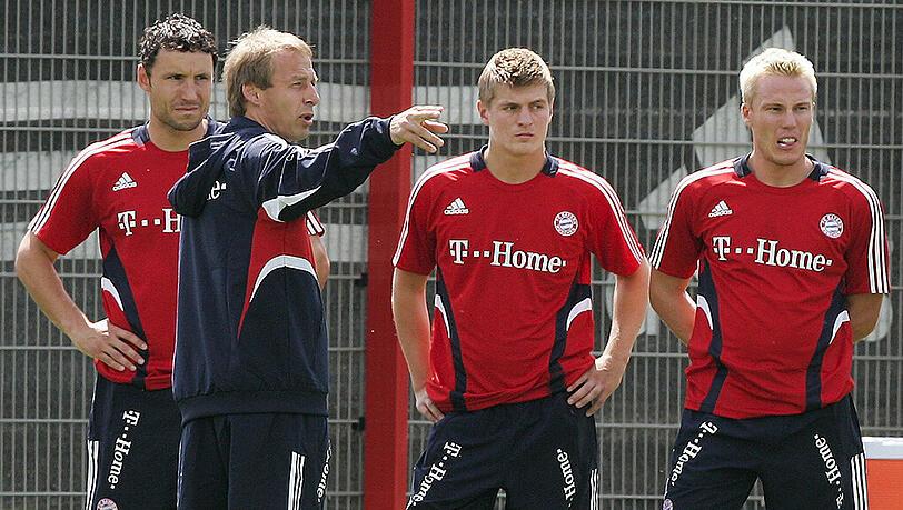 Anno 2008: Der neue Bayern-Coach Jürgen Klinsmann mit den Profis Mark van Bommel, Toni Kroos, Christian Lell (von links). Anno 2008: Der neue Bayern-Coach Jürgen Klinsmann mit den Profis Mark van Bommel, Toni Kroos, Christian Lell (von links).