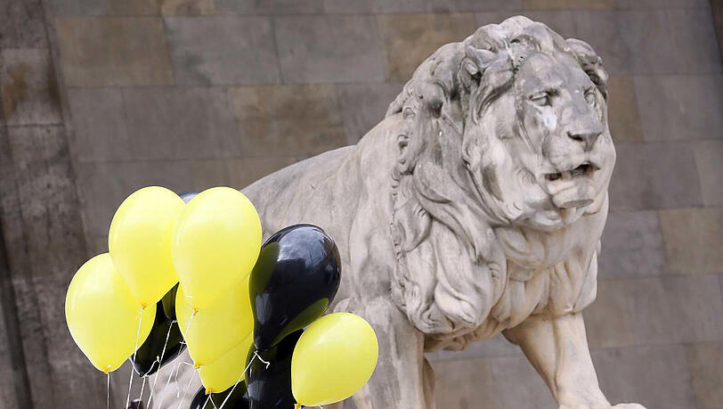 Klar – die Löwen vor der Feldherrnhalle feiern beim Münchner Stadtgeburtstag natürlich mit. Klar – die Löwen vor der Feldherrnhalle feiern beim Münchner Stadtgeburtstag natürlich mit.