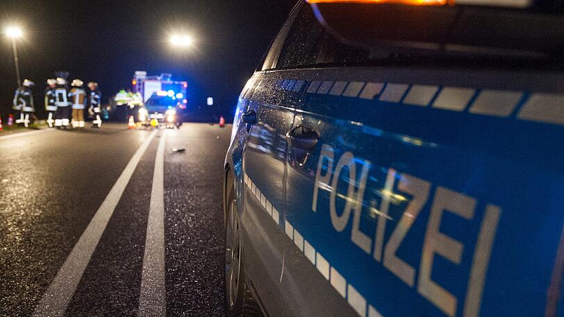 Der junge Mann war zu Fuß unterwegs und wurde von einem Auto erfasst (Archivbild).
