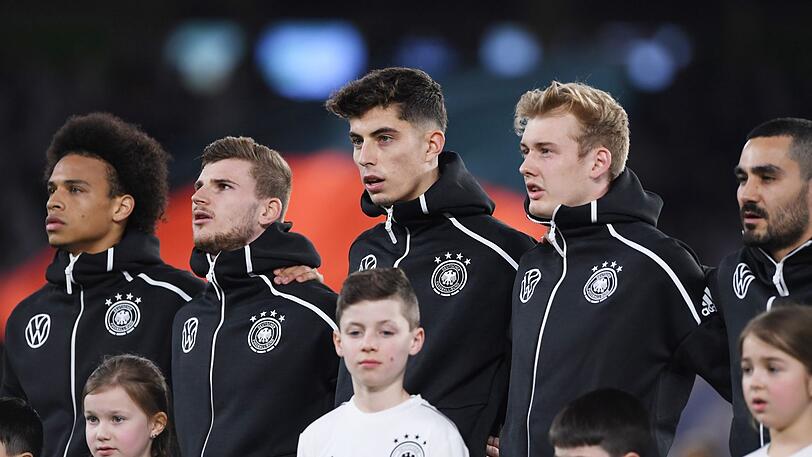 Kai Havertz (3.v.l.) freut sich offenbar über den Wechsel von Lucas Hernández zum FC Bayern.