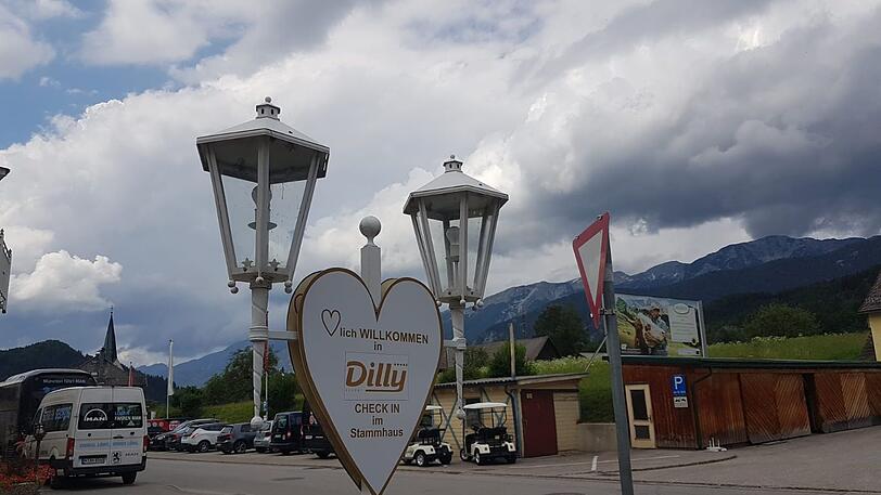 Dunkle Wolken über dem Dilly Resort - das Löwen-Training am Vormittag fiel deshalb ins Wasser.
