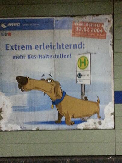Schnappschuss aus der U-Bahn gegenüber: Am Odeonsplatz hängt ein "aktuelles" MVG-Plakat.