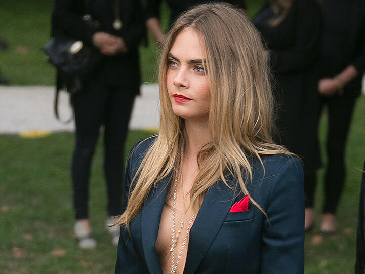 Top vergessen? Vermutlich nicht, wär aber auch egal, denn sie kann alles tragen: Cara Delevingne bei der London Fashion Week im September 2014