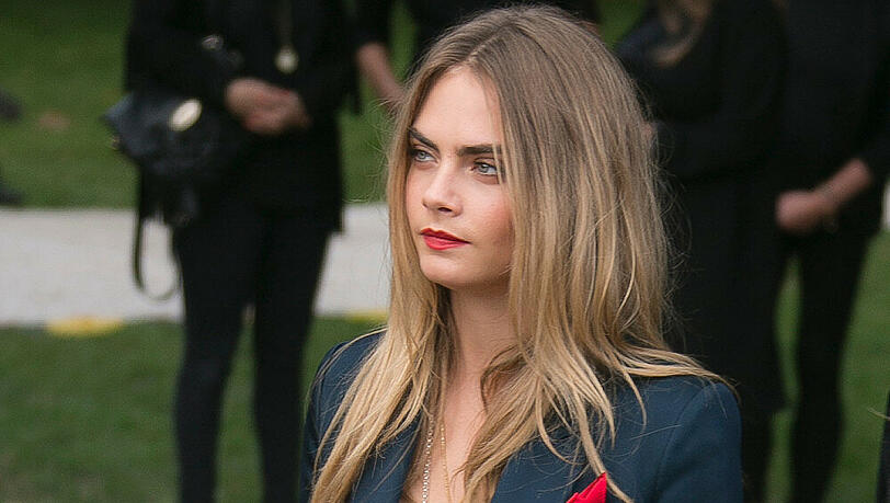 Top vergessen? Vermutlich nicht, wär aber auch egal, denn sie kann alles tragen: Cara Delevingne bei der London Fashion Week im September 2014 Top vergessen? Vermutlich nicht, wär aber auch egal, denn sie kann alles tragen: Cara Delevingne bei der London Fashion Week im September 2014