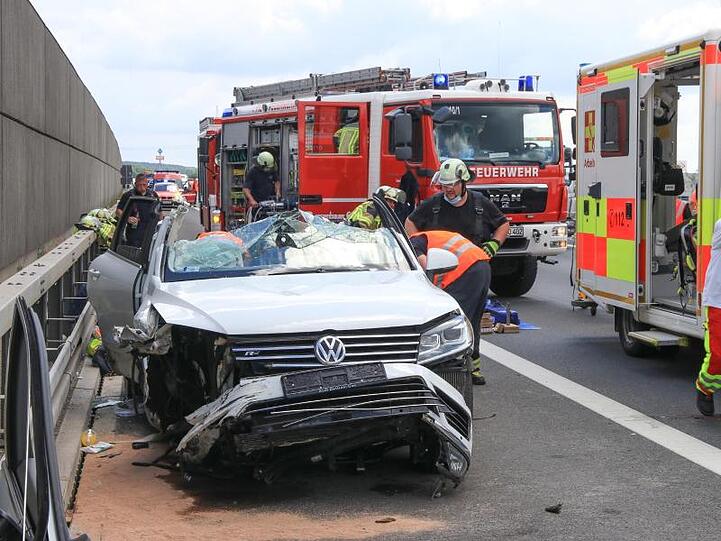 Rettungskräfte arbeiten an einer Unfallstelle auf der Autobahn 73 bei Forchheim. Foto: Ferdinand Merzbach/dpa