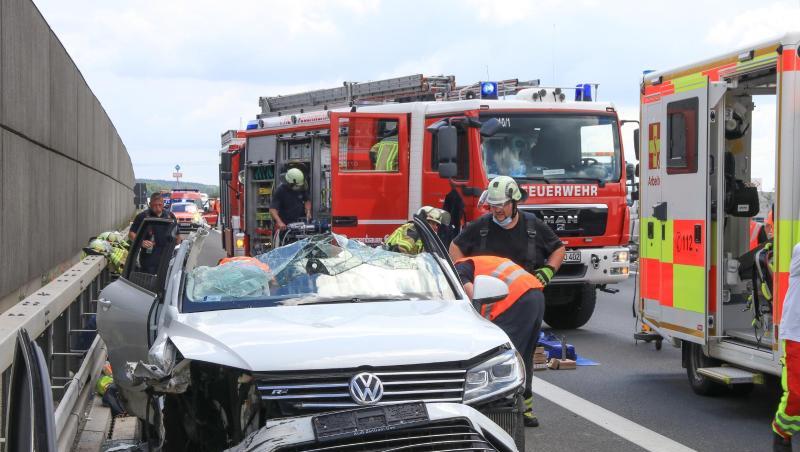 Rettungskräfte arbeiten an einer Unfallstelle auf der Autobahn 73 bei Forchheim. Foto: Ferdinand Merzbach/dpa