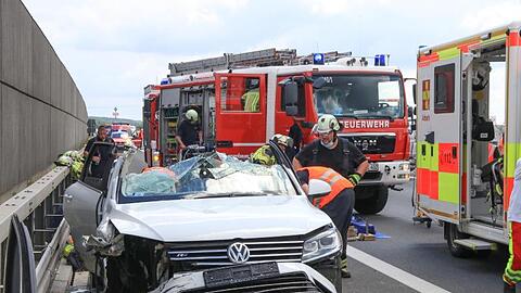 Rettungskräfte arbeiten an einer Unfallstelle auf der Autobahn 73 bei Forchheim. Foto: Ferdinand Merzbach/dpa