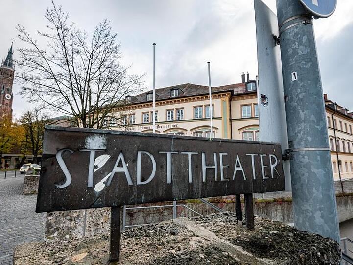 Ein Schild mit der Aufschrift &bdquo;Stadttheater&ldquo; steht vor dem sanierungsbedürftigen Gebäude. Foto: Armin Weigel/dpa