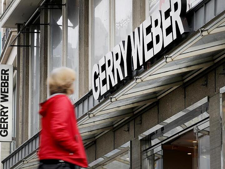 Eine Passantin geht an einer Filiale des Bielefelder Modeherstellers Gerry Weber vorbei.