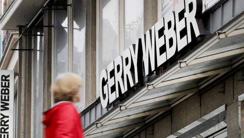 Eine Passantin geht an einer Filiale des Bielefelder Modeherstellers Gerry Weber vorbei. Eine Passantin geht an einer Filiale des Bielefelder Modeherstellers Gerry Weber vorbei.