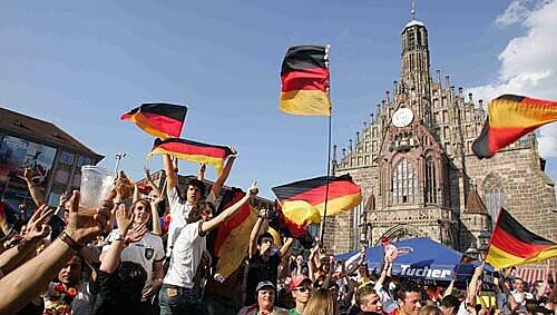 Das wird’s bei der Fußball-Europameisterschaft nicht geben: Während der WM 2006 verwandelte sich der Hauptmarkt noch zur Party- und Feierzone der Fans. Das wird’s bei der Fußball-Europameisterschaft nicht geben: Während der WM 2006 verwandelte sich der Hauptmarkt noch zur Party- und Feierzone der Fans.