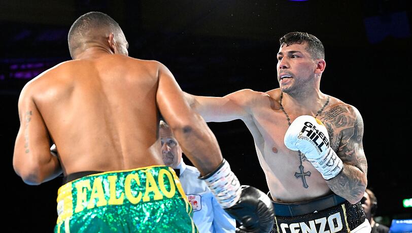Profiboxer Vincenzo Gualtieri (r) verlor seinen WM-Titel wieder.