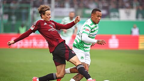 Nürnbergs Caspar Jander (links) kämpft gegen den Fürther Roberto Massimo um den Ball.