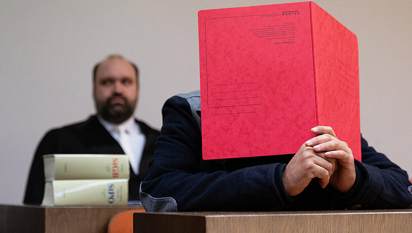 Der wegen Vergewaltigung angeklagte Mann (r) sitzt vor seinem Anwalt Markus Otto im Landgericht im Gerichtssaal.