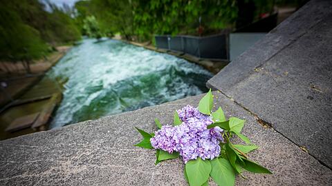 Ein Fliederstrauch erinnert an den tödlichen Unfall.