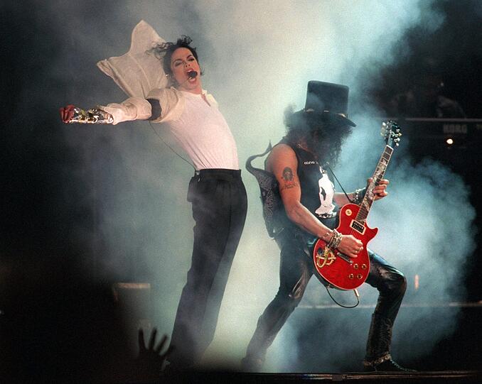 27. Juni 1999: Michael Jackson, der „King of Pop“ tritt mit Gitarrist Slash beim Benefizkonzert „Michael Jackson & Friends“ im ausverkauften Stadion auf.