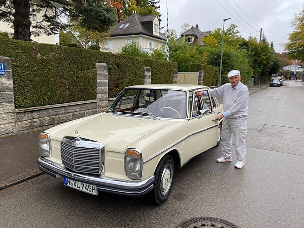 Einmal einsteigen, bitte! Bei der "Langen Nacht der Museen“ ist Fritz Scholze einer der rund 100 Oldtimerfahrer, die Besucher zwischen Deutschem Museum und Verkehrszentrum hin und her fahren. Einmal einsteigen, bitte! Bei der "Langen Nacht der Museen“ ist Fritz Scholze einer der rund 100 Oldtimerfahrer, die Besucher zwischen Deutschem Museum und Verkehrszentrum hin und her fahren.