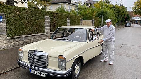 Einmal einsteigen, bitte! Bei der "Langen Nacht der Museen“ ist Fritz Scholze einer der rund 100 Oldtimerfahrer, die Besucher zwischen Deutschem Museum und Verkehrszentrum hin und her fahren.