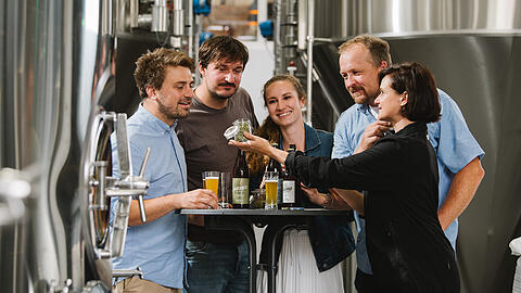 Marta und Thomas Girg bei einer Brauereif&uuml;hrung mit Bierverkostung. Solche Angebote geh&ouml;ren zu ihrer Strategie, Bio-Bier zum Lifestyle-Erlebnis zu machen.