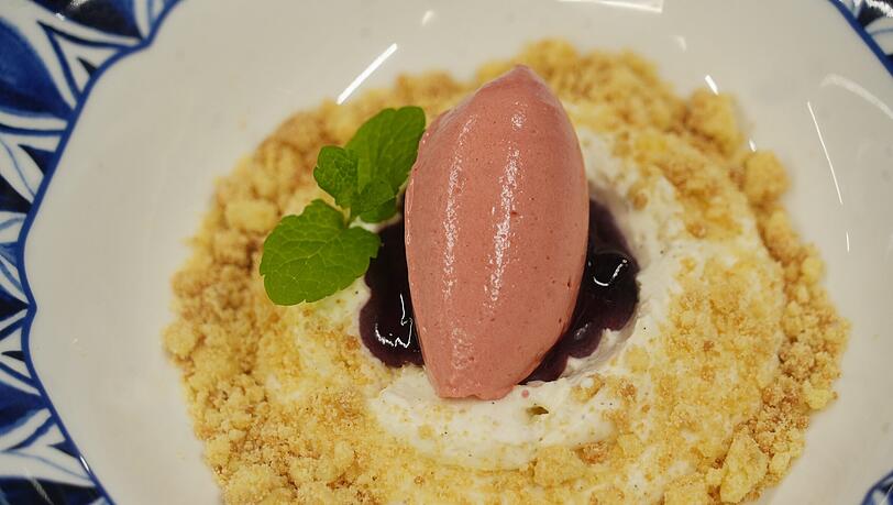 F&uuml;nfter Gang: Joghurtmousse mit hausgemachtem Erdbeersorbet und Vanillecrumble