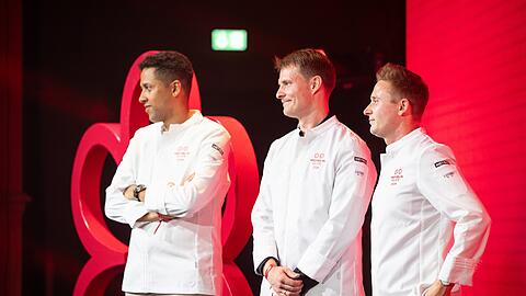 Zwei Sterne tr&auml;gt er jetzt: Jens Madsen (l.) aus dem "The Cloud" der BMW Welt &ndash; neben ihm: Jochim Busch aus dem "Rausch" und Fabian Obergfell aus der "M&uuml;hle".