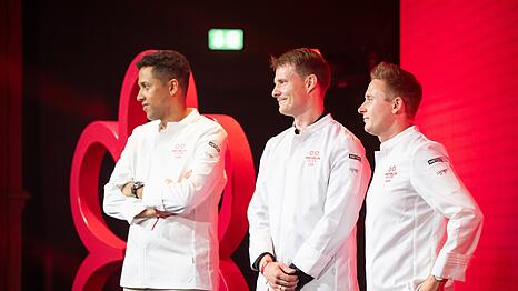 Zwei Sterne tr&auml;gt er jetzt: Jens Madsen (l.) aus dem "The Cloud" der BMW Welt &ndash; neben ihm: Jochim Busch aus dem "Rausch" und Fabian Obergfell aus der "M&uuml;hle".