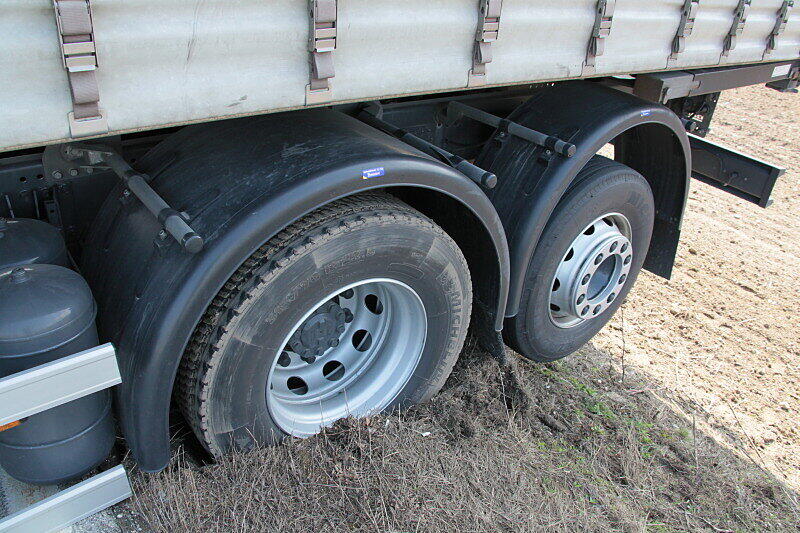 Weil sich der Verkehr an der Unfallstelle staute, wollte dieser Lastwagenfahrer wenden und blieb mit seinem 12-Tonner stecken.