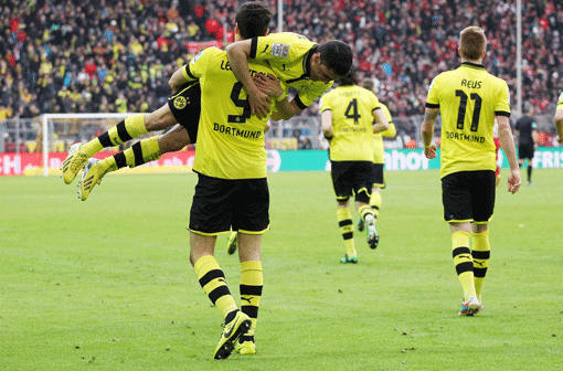 Torjubel nach dem Tor zum 5:1 - Leonardo Bittencourt lässt seiner Freude über Robert Lewandowskis treffer freien Lauf.