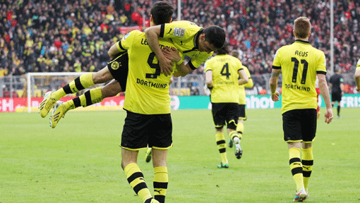 Torjubel nach dem Tor zum 5:1 - Leonardo Bittencourt lässt seiner Freude über Robert Lewandowskis treffer freien Lauf. Torjubel nach dem Tor zum 5:1 - Leonardo Bittencourt lässt seiner Freude über Robert Lewandowskis treffer freien Lauf.